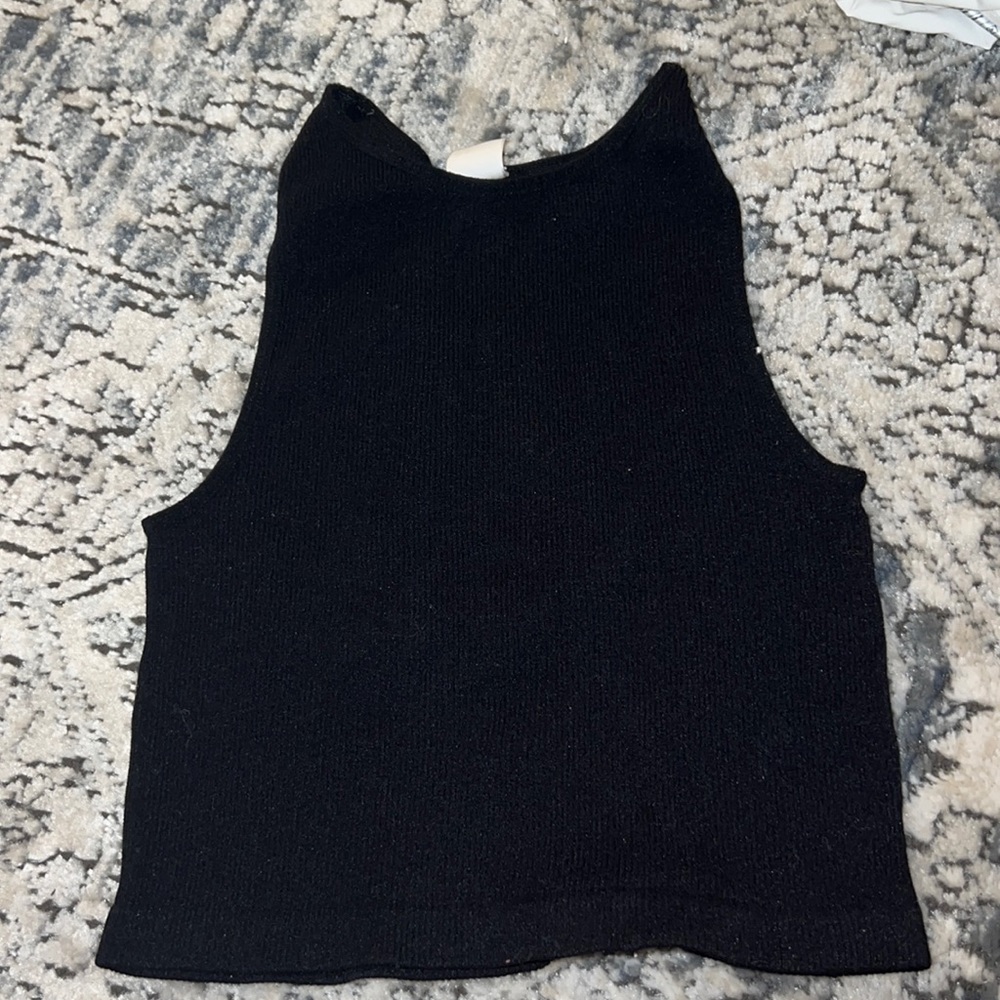 boutique black cropped tank top <3